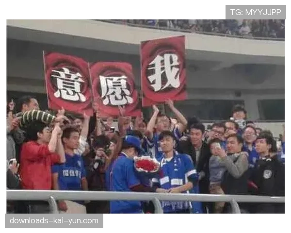 赛场出现温馨求婚场面，中场休息时，一名球员在数万观众见证下向女友成功求婚